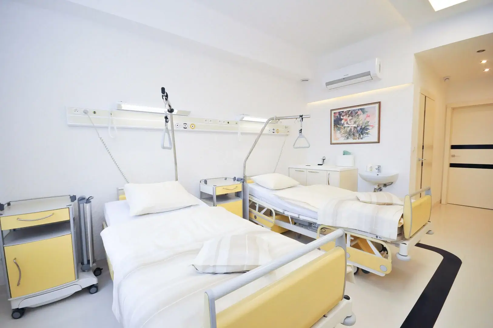 Comfortable hospital patient room at Szpital na Klinach Hospital – Pax Medicus Tourism Agency